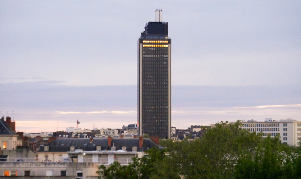 Pourquoi les derniers étages de la tour Bretagne, à Nantes, sont‐ils allumés chaque soir ?