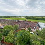 Une partie du site du Hellfest vue d’en haut avec le vignoble en arrière-plan. Photo Thibault Dumas