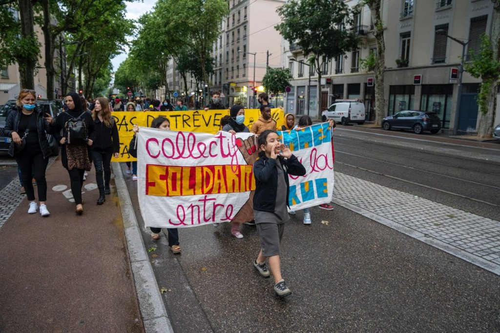 Bébés à la rue à Lyon : à qui la faute ?