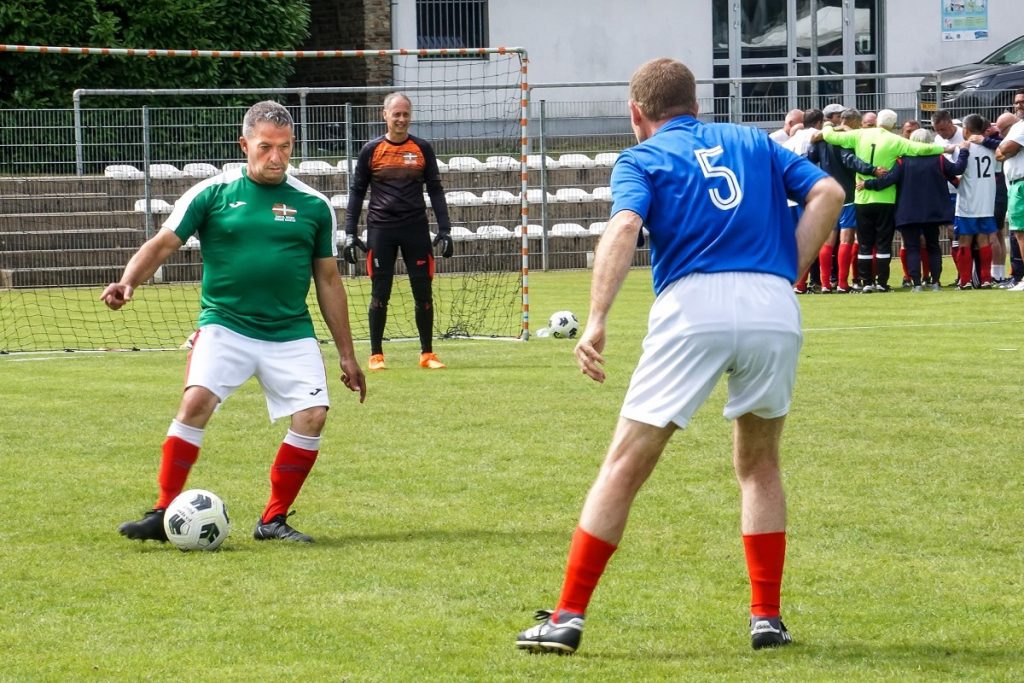 Jouer au foot… en marchant,  ou le sport comme médicament