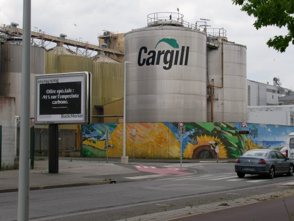 À Saint-Nazaire, difficile d’échapper aux odeurs entêtantes issues de la fabrication d’huile de tournesol et de tourteaux destinés à l’alimentation animale. Photo Samy Archimède