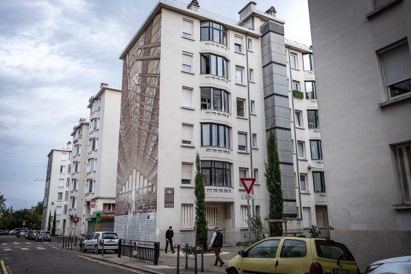 1-Un des célèbres murs peints de la cité Tony Garnier, gérée par Grand Lyon Habitat. Crédits Moran Kerinec