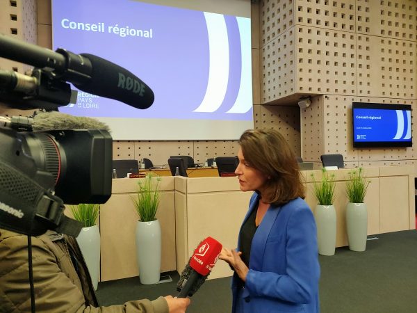 Christelle Morançais (Horizons) ce 17 octobre dans l’hémicycle du conseil régional des Pays de la Loire interrogée par les télévisions locales