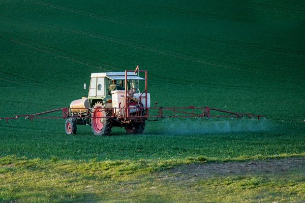 Le pulvérisateur agricole permet d’épandre des pesticides et engrais de synthèse. Photo Creative commons