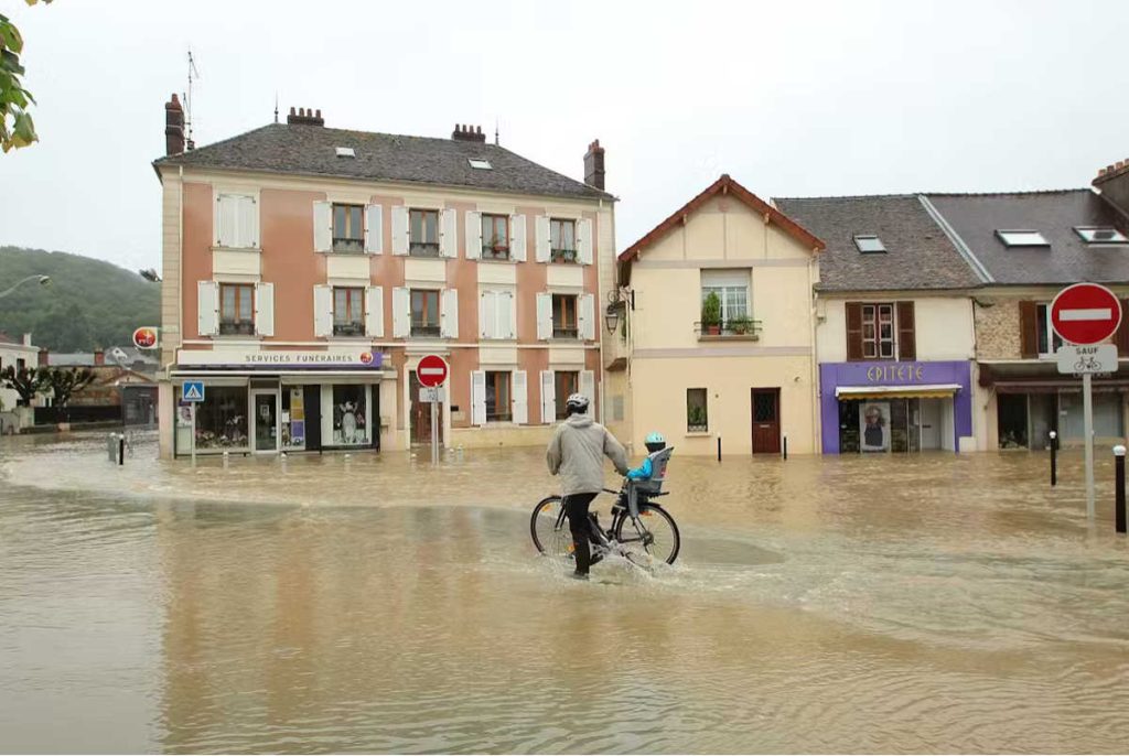 Rendre les villes plus perméables : le biochar, une solution face aux inondations