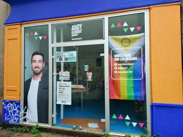 Située à deux pas de la populaire rue Joffre la permanence nantaise d’Andy Kerbrat était il y a encore un an et demi, le centre LGBT de Nantes. Aujourd’hui elle est fermée au public