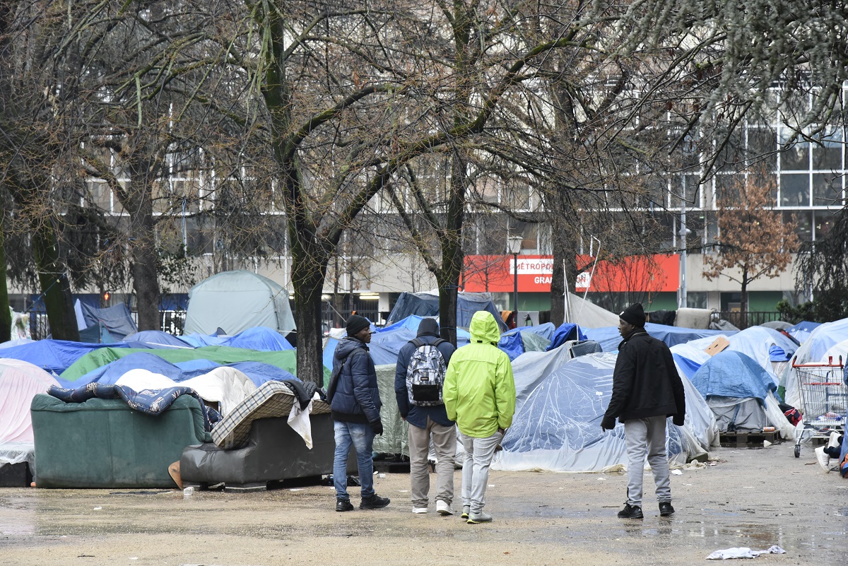 2024-01-SquareSteMariePerrin-Migrants2