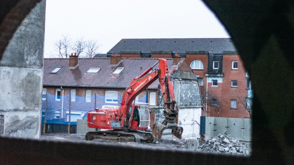 [EN IMAGES] Un premier bâtiment totalement démoli dans le quartier de l’Alma à Roubaix