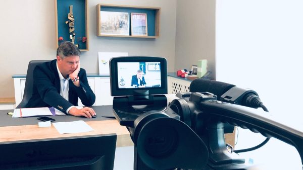 Rodolphe Amailland dans son bureau à la mairie de Vertou avant un Facebook live en 2018 Photo compte X R. Amailland