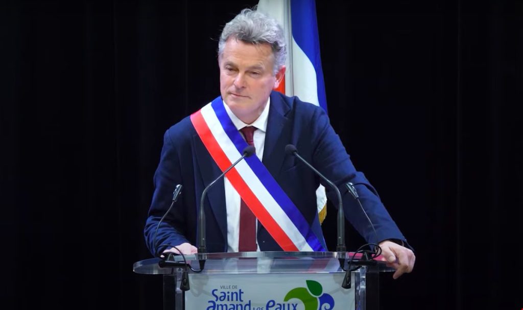 Fabien Roussel se trouve un point de chute à la mairie de Saint‐Amand‐les‐Eaux