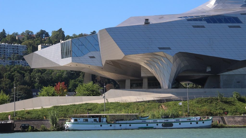 Sapeurs‐pompiers, musée des Confluences et tables de ping‐pong au menu du conseil du Grand Lyon