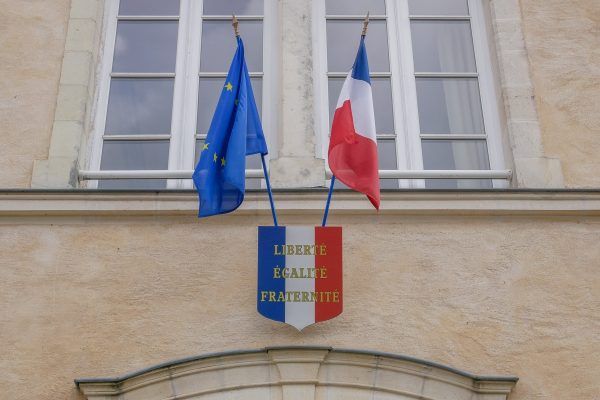 Le drapeau français et le drapeau européen au fronton de la mairie de Drefféac, en Loire-Atlantique. Photo : Thibault Dumas